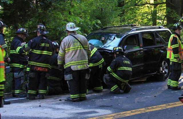 5/16/10 - E119, R18 and Montrose FD extricated one from this accident on Albany Post Road.