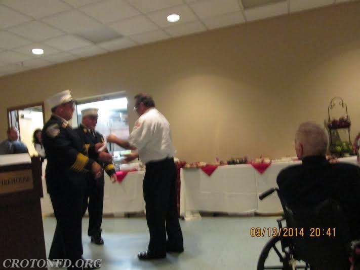 2014 Annual Inspection - Steve Dominello accepts his Top Responder 2013 Award.