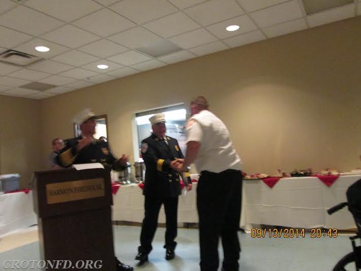 2014 Annual Inspection - John Munson accepts his Top Responder 2013 Award.